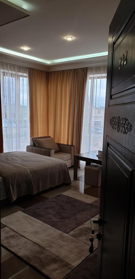 Khrchit Hotel Martuni Kültér fotó