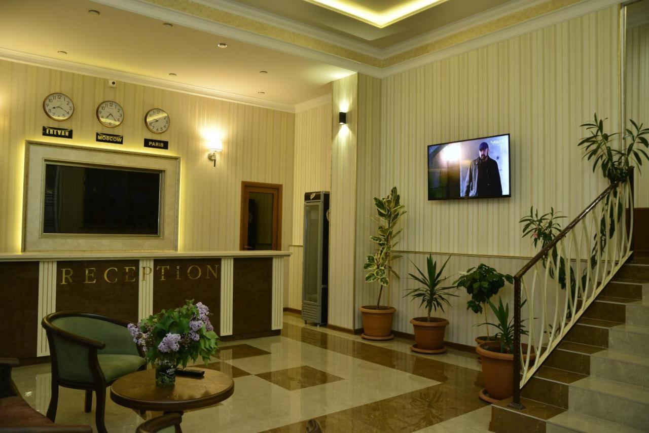 Khrchit Hotel Martuni Kültér fotó