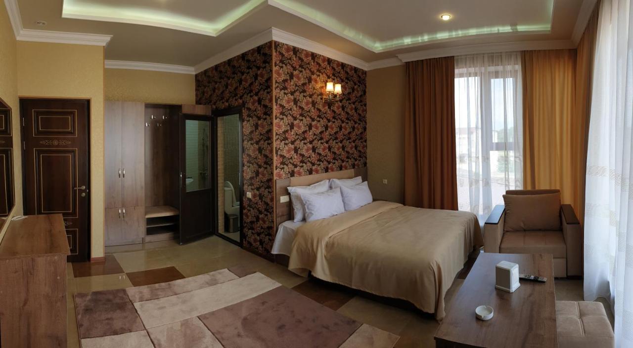 Khrchit Hotel Martuni Kültér fotó