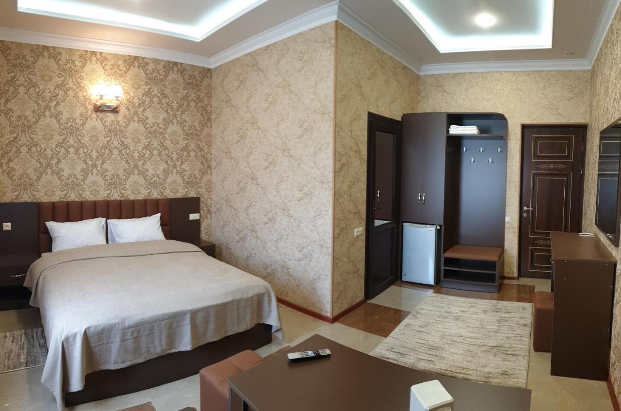 Khrchit Hotel Martuni Kültér fotó