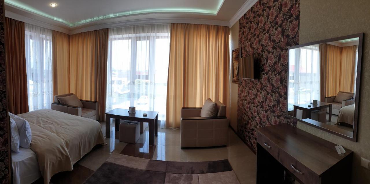 Khrchit Hotel Martuni Kültér fotó